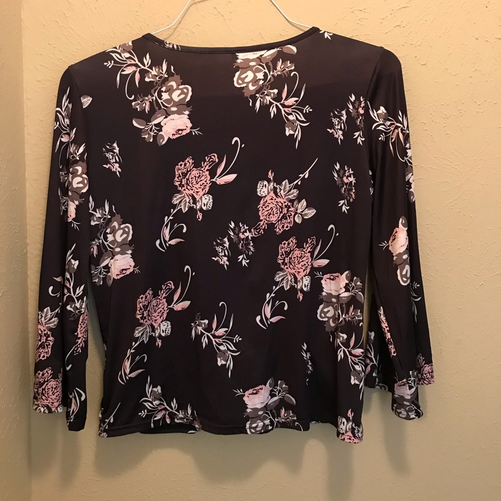 Floral surplice 3/4 sleeve top - Picture 2 of 2